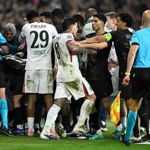 开云体育下载APP-心态崩了！葡萄牙6千万巨星欧冠推倒球童 险引冲突：我已送他球衣